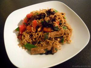asiatische nudelpfanne mit fleisch und gemüse