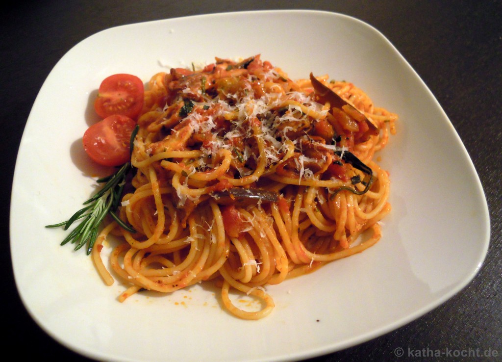 Spaghetti mit kleinen Polpos und Aubergine in Tomatensauce - Katha-kocht!