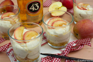 Apfelcreme auf beschwipsten Keksen