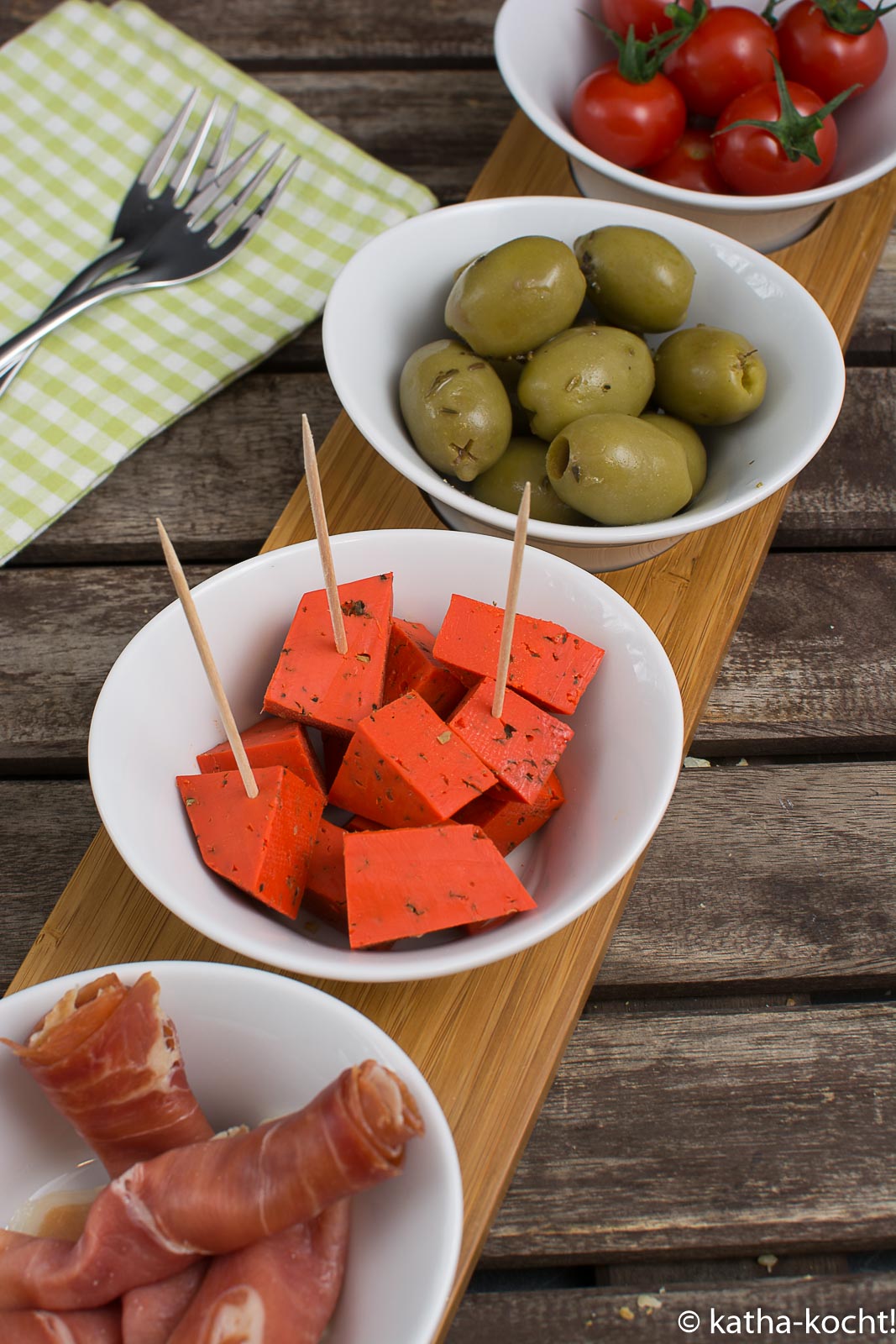 Tapas - Oliven, roter Pestokäse und Tomaten - Katha-kocht!