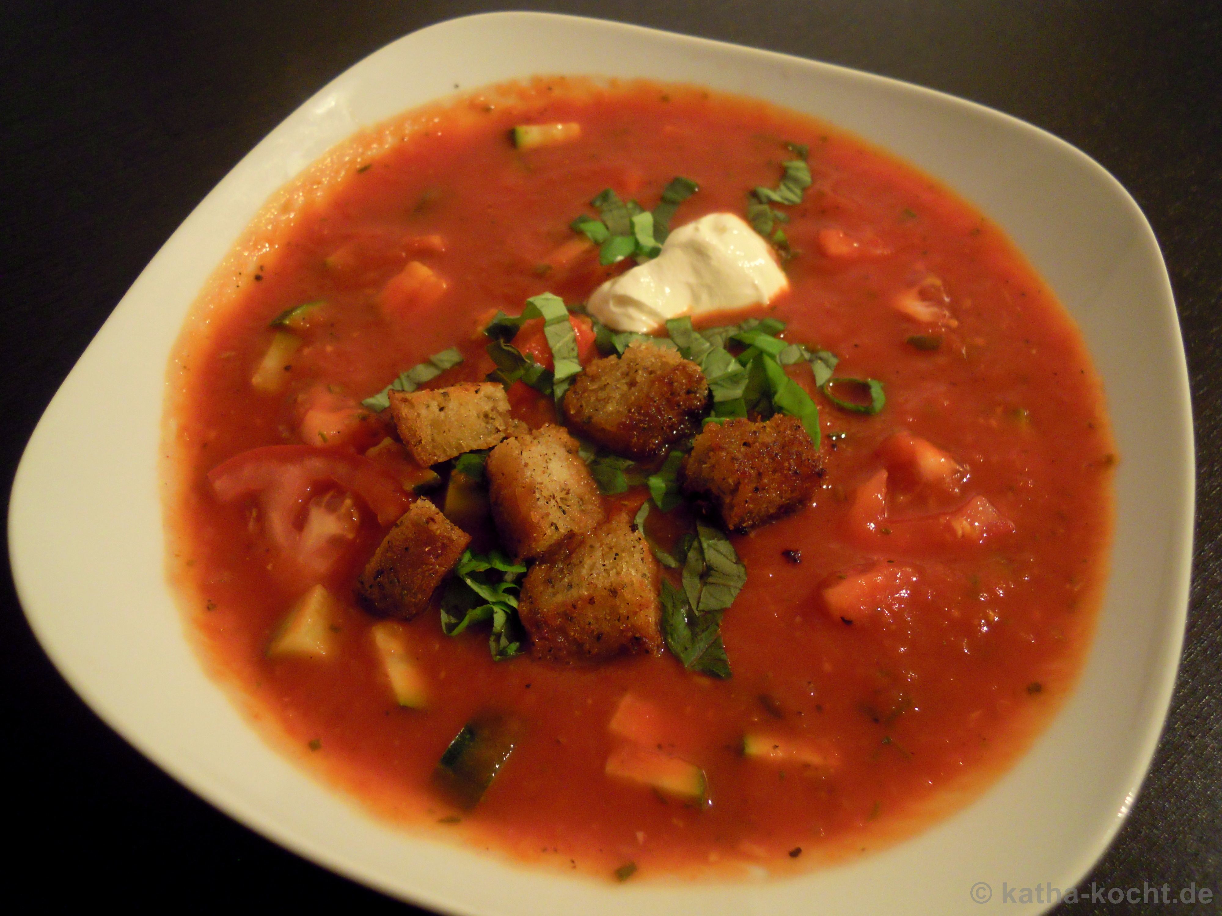 Tomaten-Zucchini Suppe mit Basilikum und Brotcroutons - Katha-kocht!