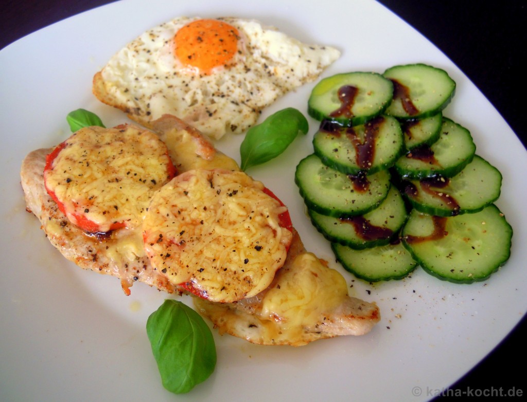 Überbackenes Tomatenschnitzel mit Gurkensalat - Katha-kocht!