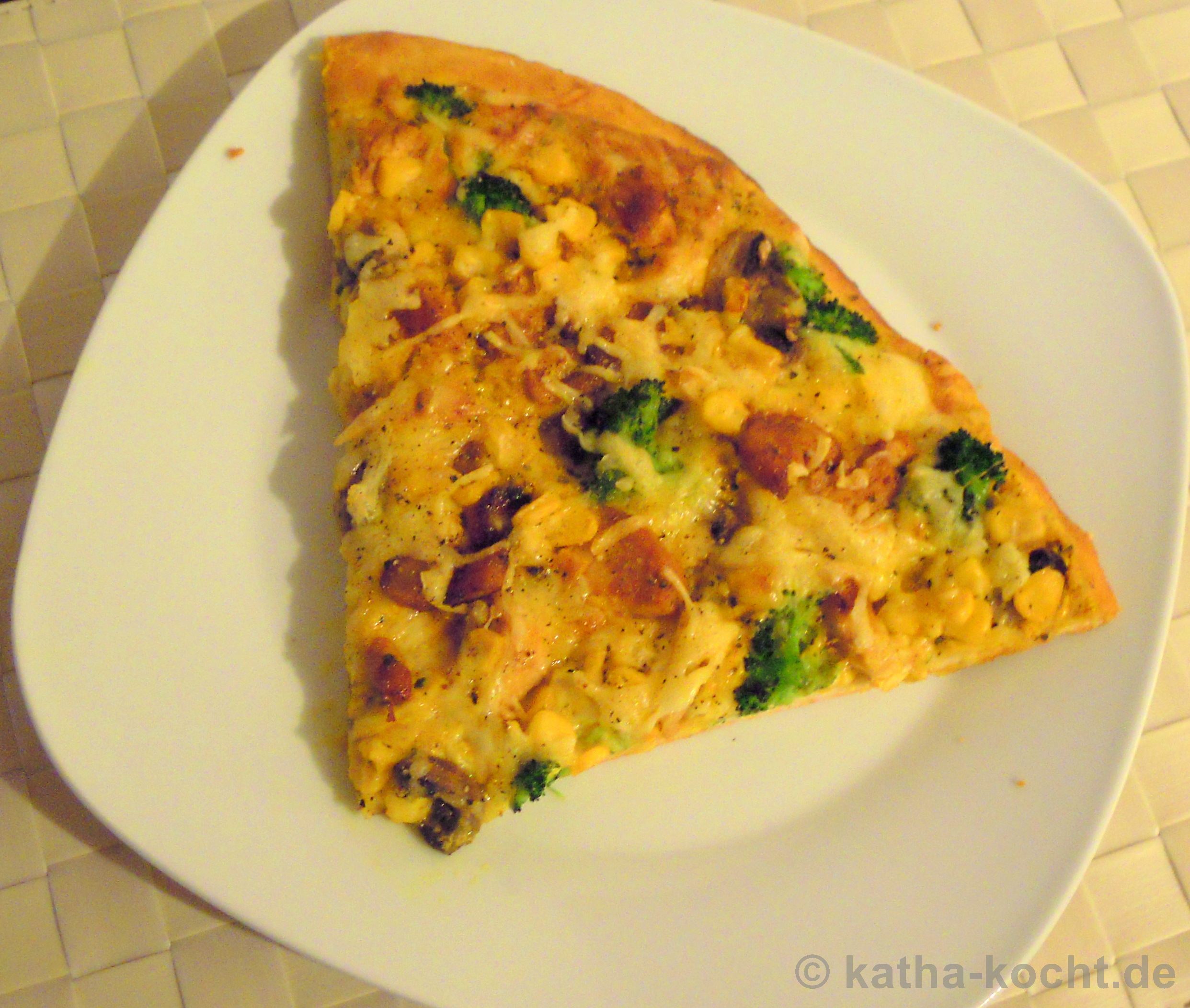 Chicken Curry Pizza mit Brokkoli und Mais - Katha-kocht!