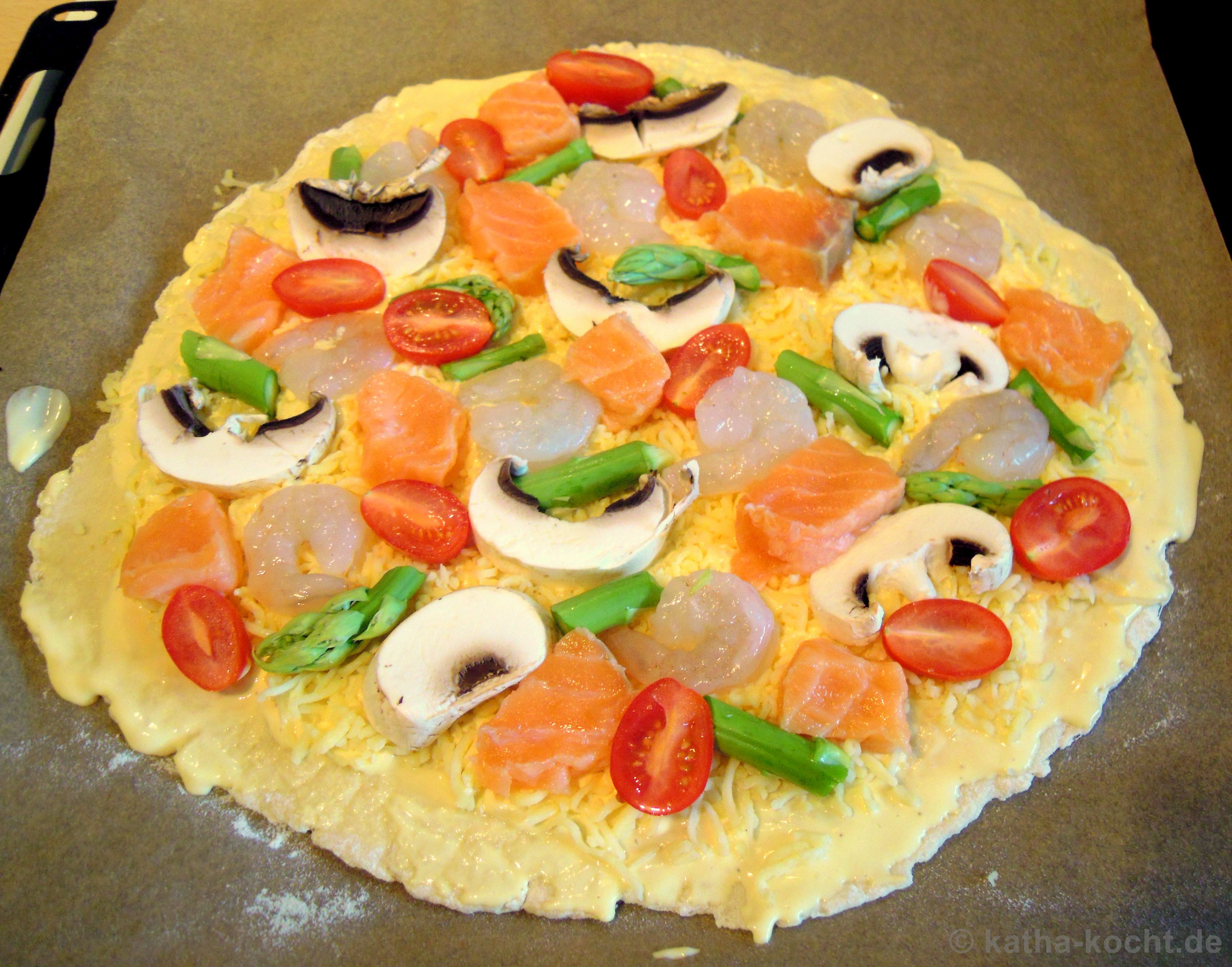Lachs Pizza mit Garnelen und Sauce Hollandaise - Katha-kocht!