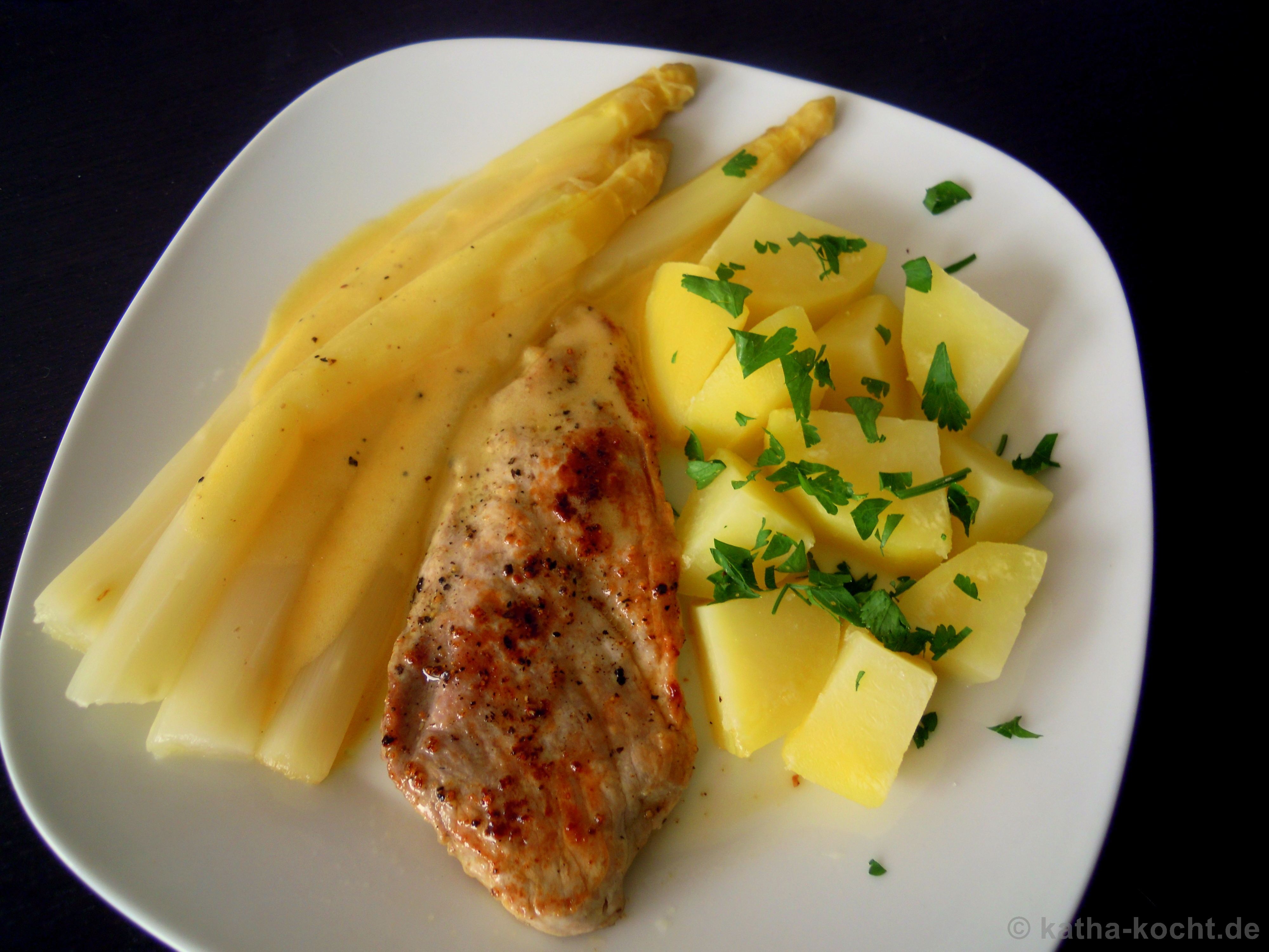 Spargel mit Sauce Hollandaise, Schweineschnitzel und Salzkartoffeln ...