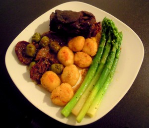 Toskana-Roulade mit Gnocchi und grünem Spargel