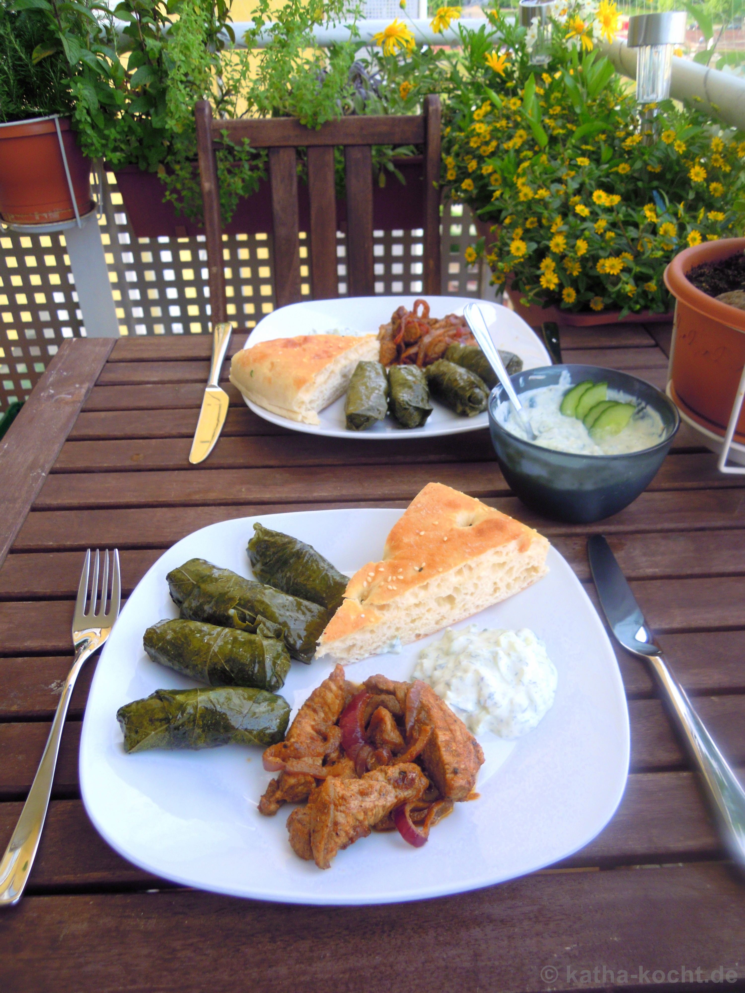 Geschnetzeltes nach Gyrosart mit gefüllten Weinblättern und Tsatziki ...