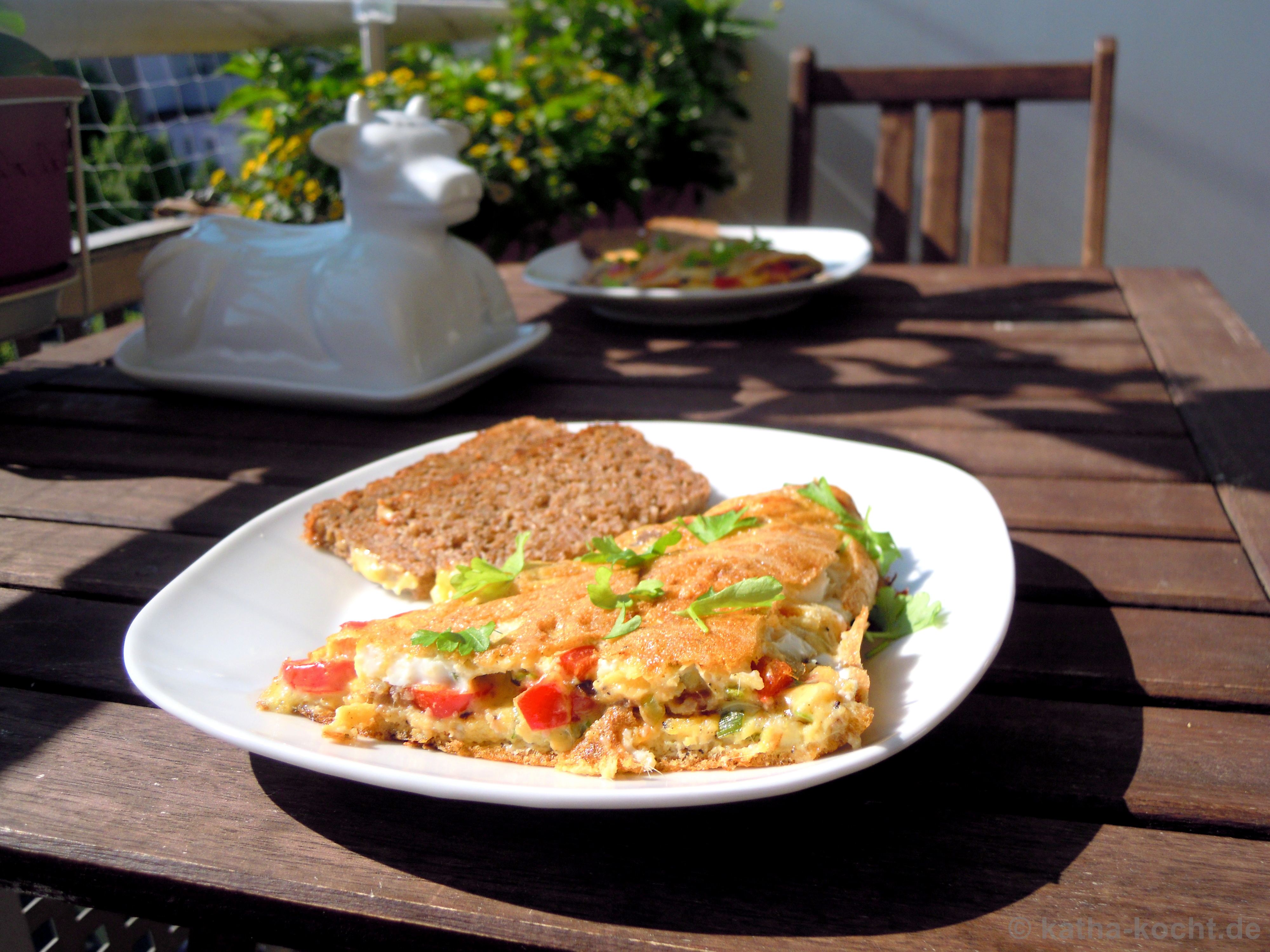 Omelett mit Bärlauch, Tomaten, Sardellen und Käse - Katha-kocht! Omelett mit Bärlauch, Tomaten, Sardellen und Käse - Katha-kocht!