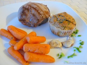 Lammhüftsteak mit herzhaften Muffins und karamellisierten Möhrchen