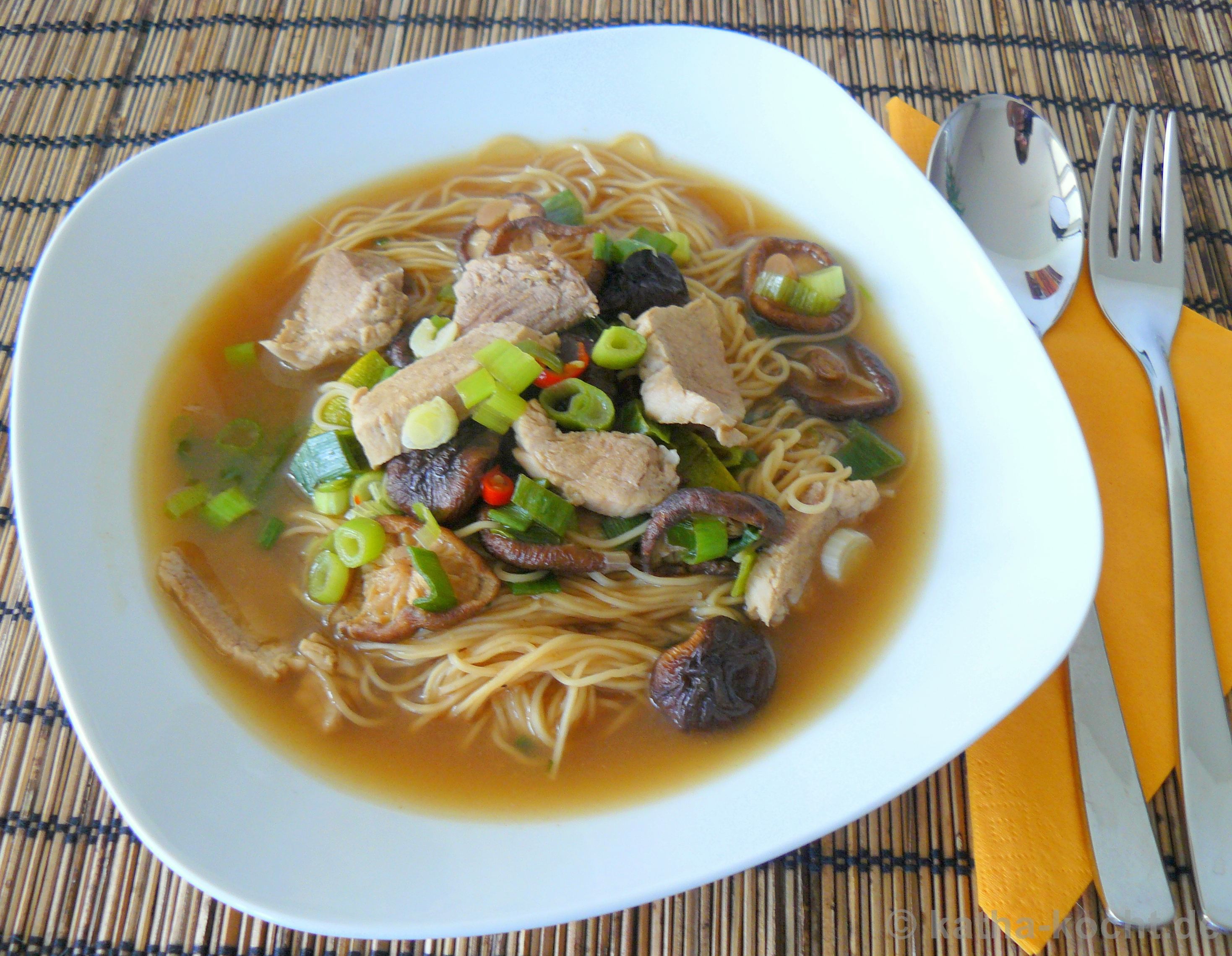 Sauer-Scharfe Thai Nudel-Suppe mit Schweinefleisch und Pilzen - Katha ...