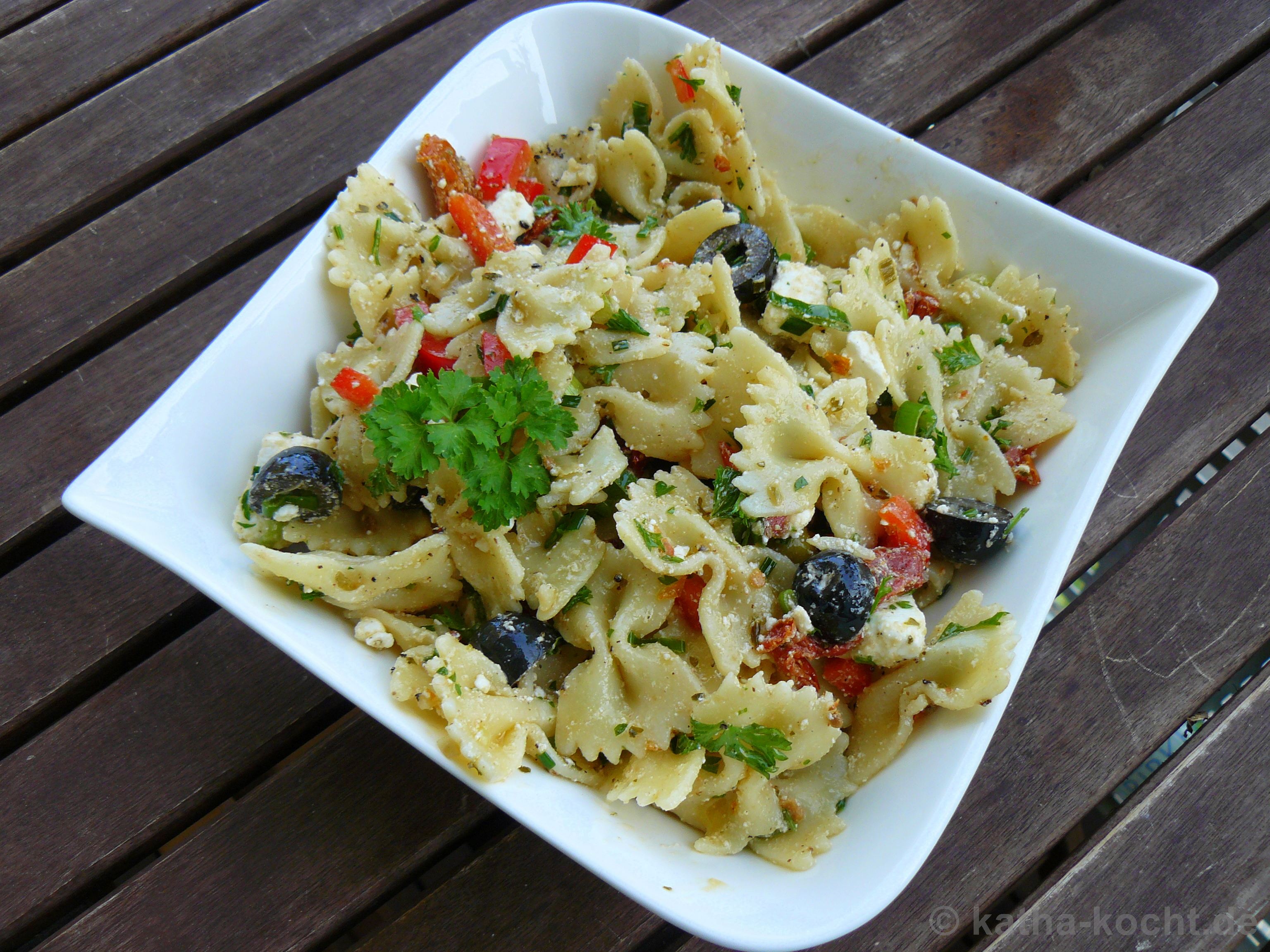 Mediterraner Nudelsalat mit Oliven, getrockneten Tomaten und Paprika ...