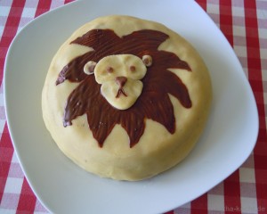 Schokobiscuittorte mit Himbeercréme und Löwenmotiv