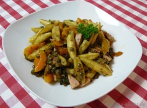 Bunte Schupfnudelpfanne mit Linsen, Fleischwurst und Aprikose