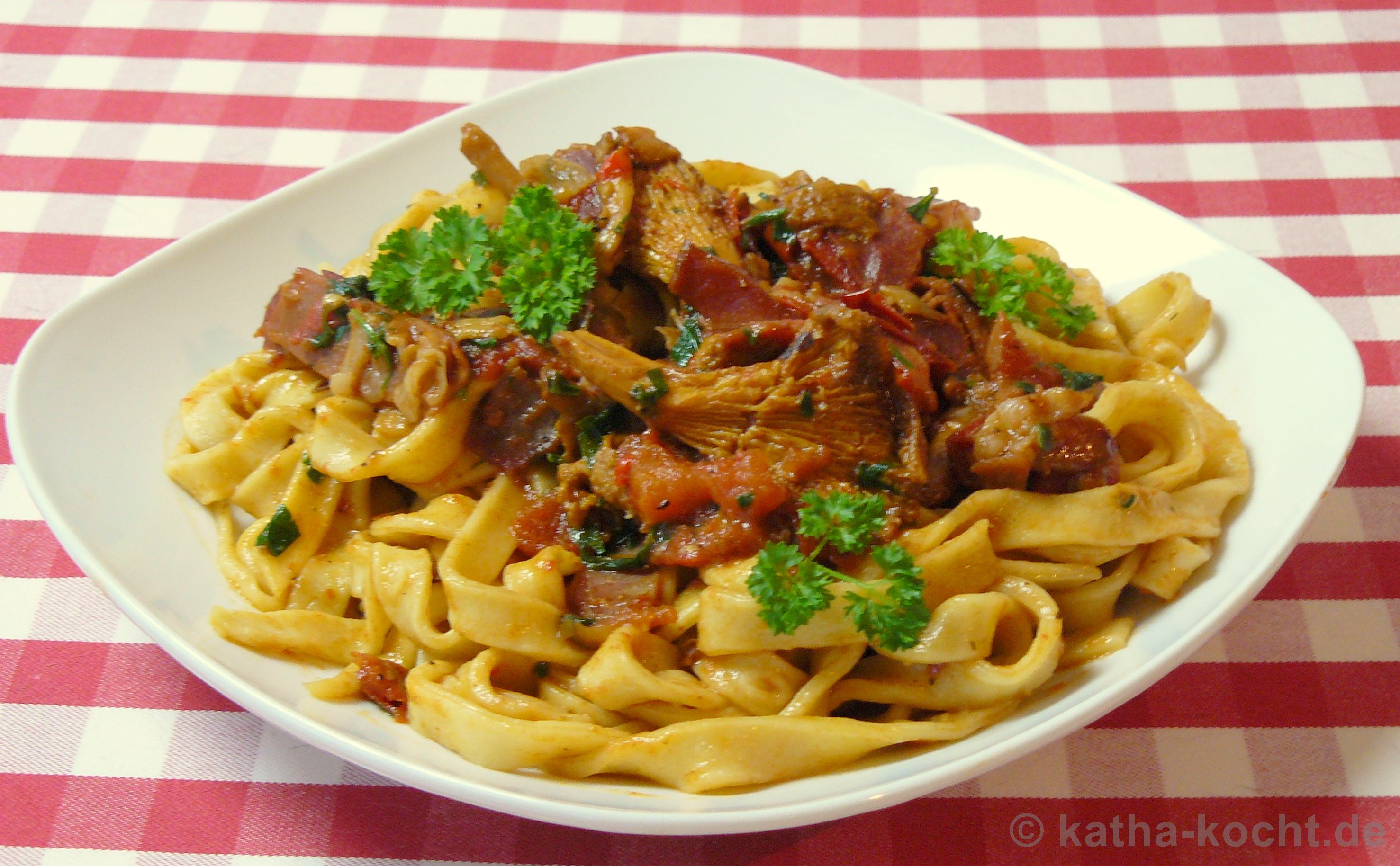 Tagliatelle mit Schinken und Pfifferlingen - Katha-kocht!