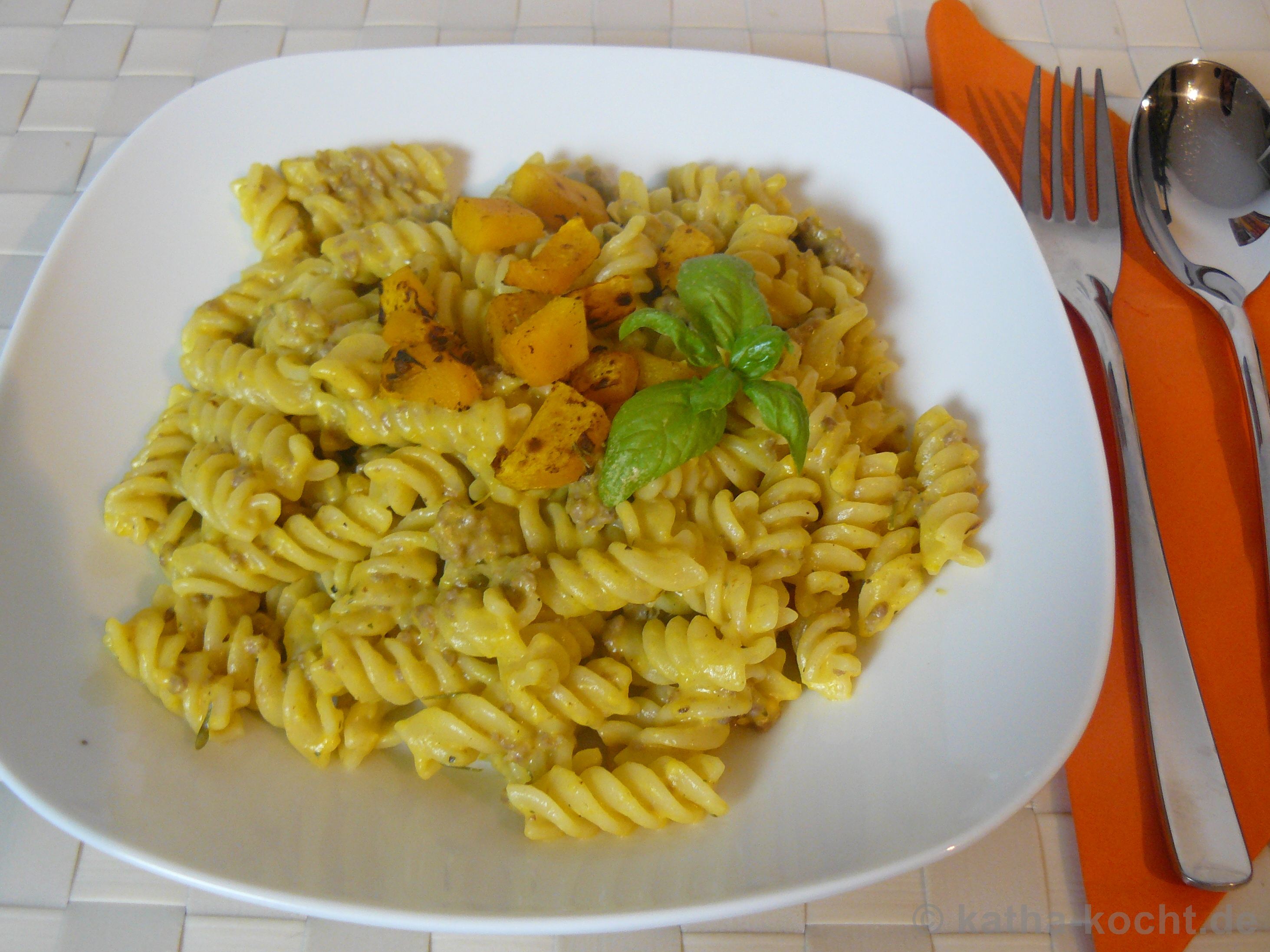 Pasta mit crémiger Kürbis-Hackfleischsauce - Katha-kocht!