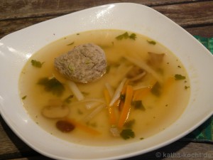 Klare Gemüsesuppe mit Kalbs-Pistazien-Klößchen