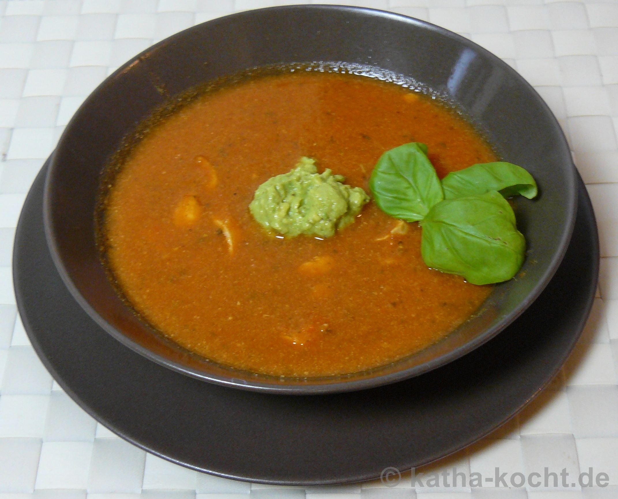 Aufgekocht - Tomatensuppe mit Hähnchenbrust, Schafskäse und Avocado ...