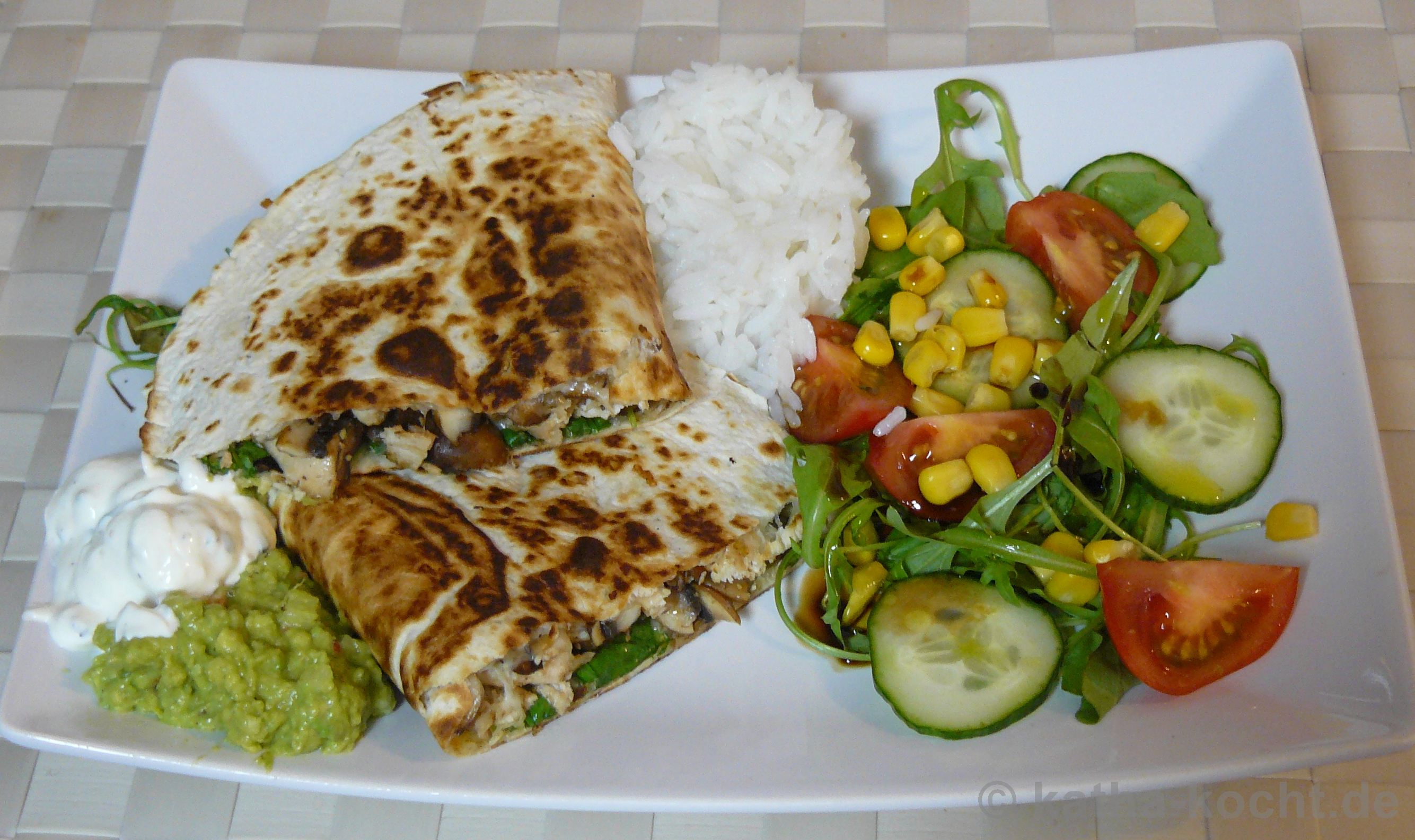 Hähnchen Quesadilla mit Salat, Reis und Dips - Katha-kocht!