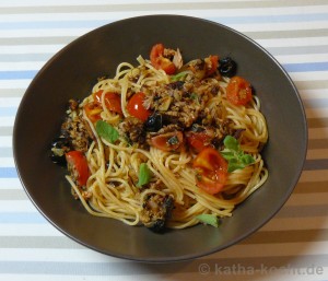 Thunfischpasta mit schwarzen Oliven und Oregano