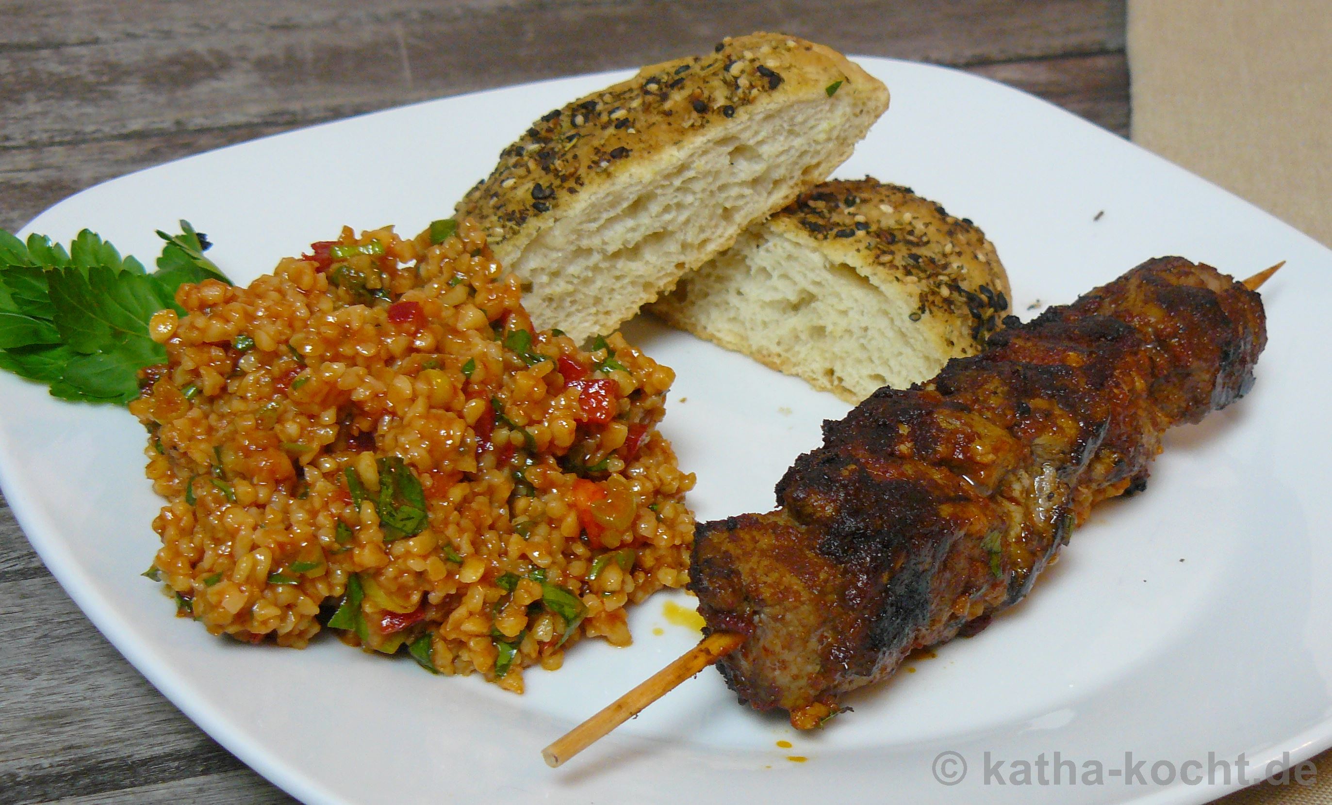 Lamm-Kebab Spieße mit Bulgursalat und kleinen Fladenbroten - Katha-kocht!