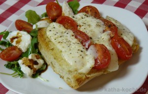 Überbackenes Ciabatta mit Tomate und Büffelmozzarella