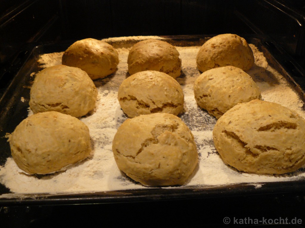 Kümmel-Haferflocken Brötchen - Katha-kocht!