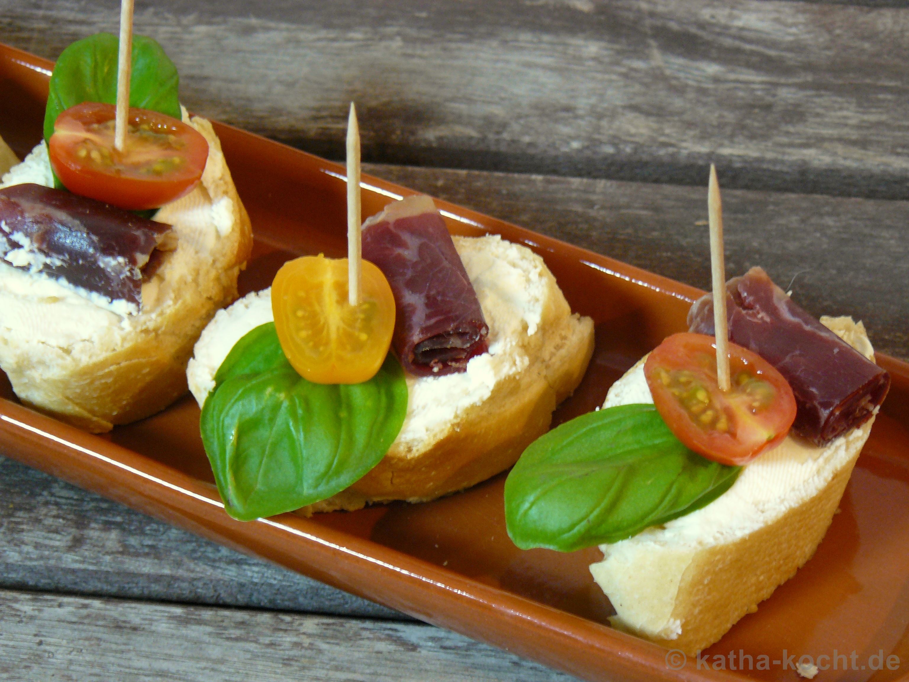 Tapas - Schnittchen mit Ziegenkäse und Rinderschinken - Katha-kocht!