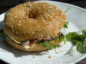 Parma-Parmesan-Bagel mit Rucola und tomatigem Frischkäse