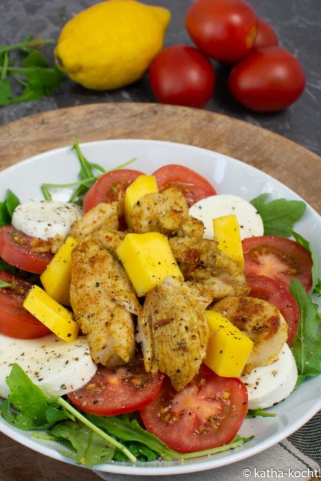 Bunter Curry-Hähnchen Salat mit Mango und Mozzarella - Katha-kocht!