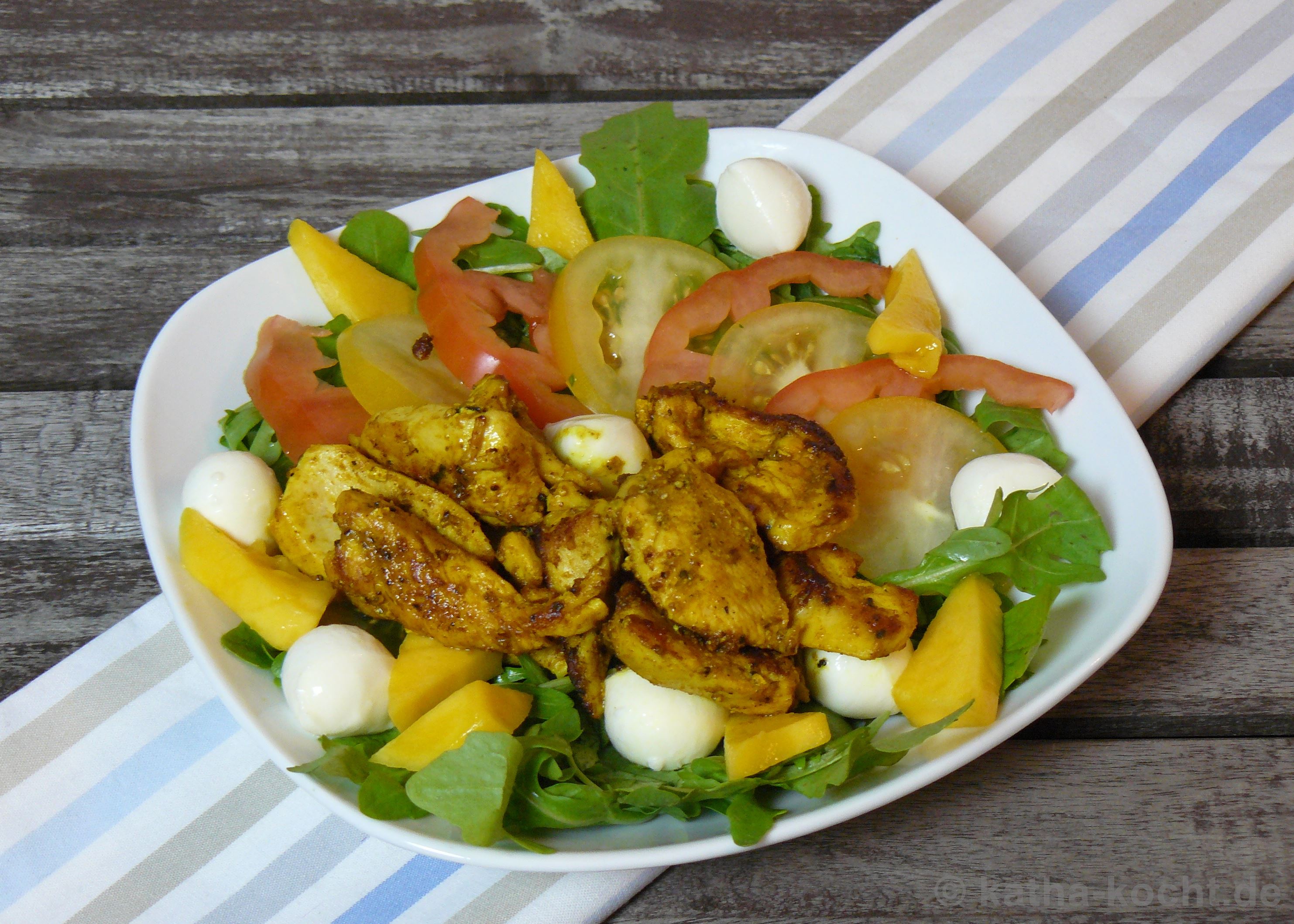 Bunter Curry-Hähnchen Salat mit Mango und Mozzarella - Katha-kocht!