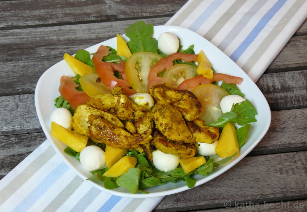 Bunter Curry-Hähnchen Salat mit Mango und Mozzarella - Katha-kocht!