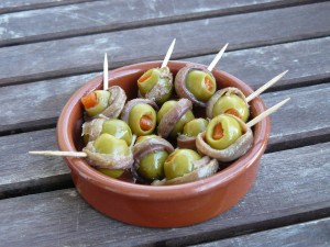 Tapas - Oliven im Sardellenband