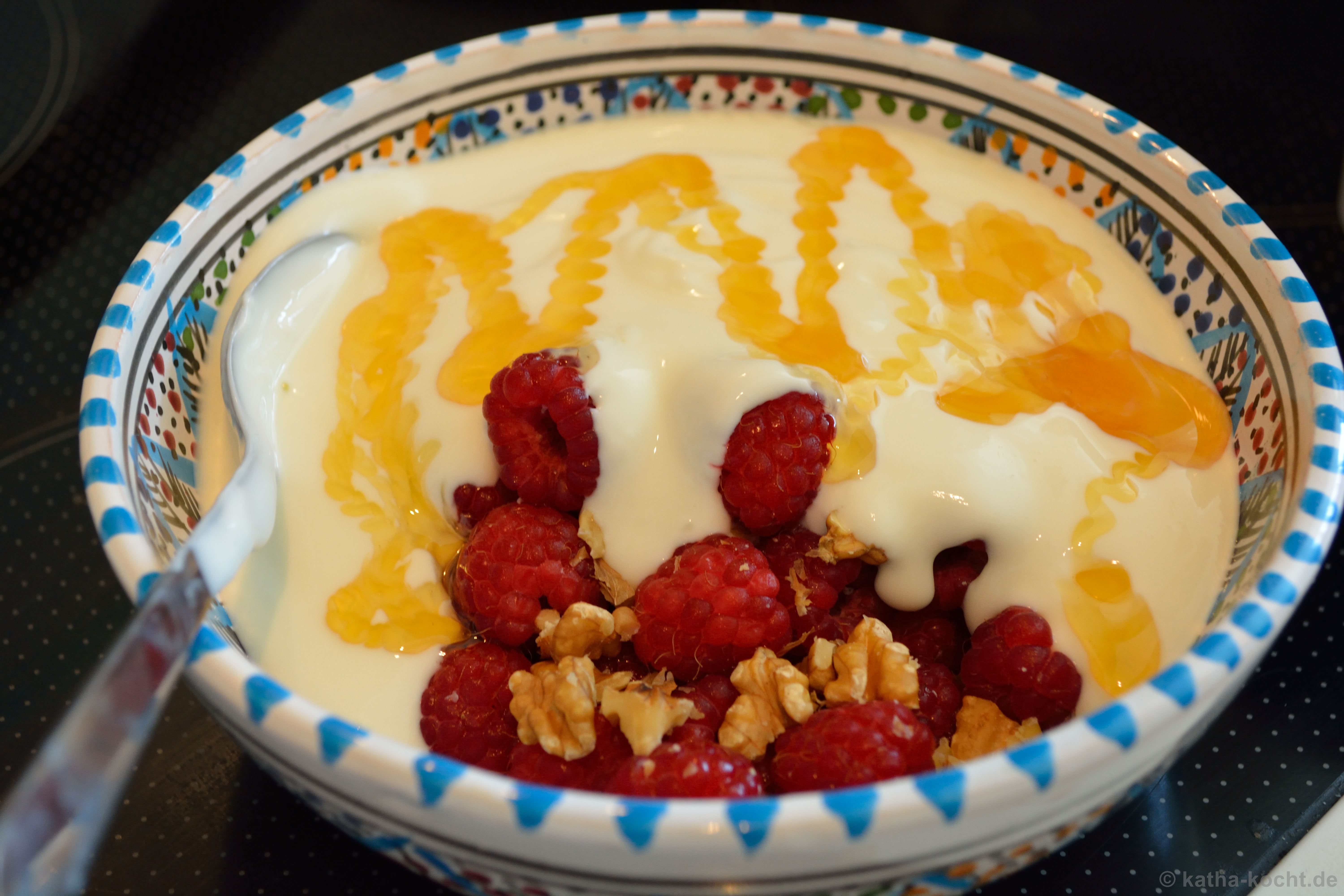 Himbeer-Walnuss-Joghurt zum Frühstück - Katha-kocht!