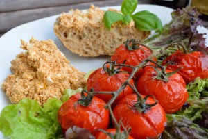 Kopanisti und gebackene Tomaten