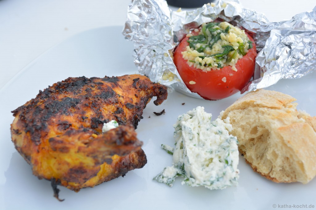 Gegrilltes Harissa-Hähnchen und gefüllte Bulgur-Tomaten - Katha-kocht!