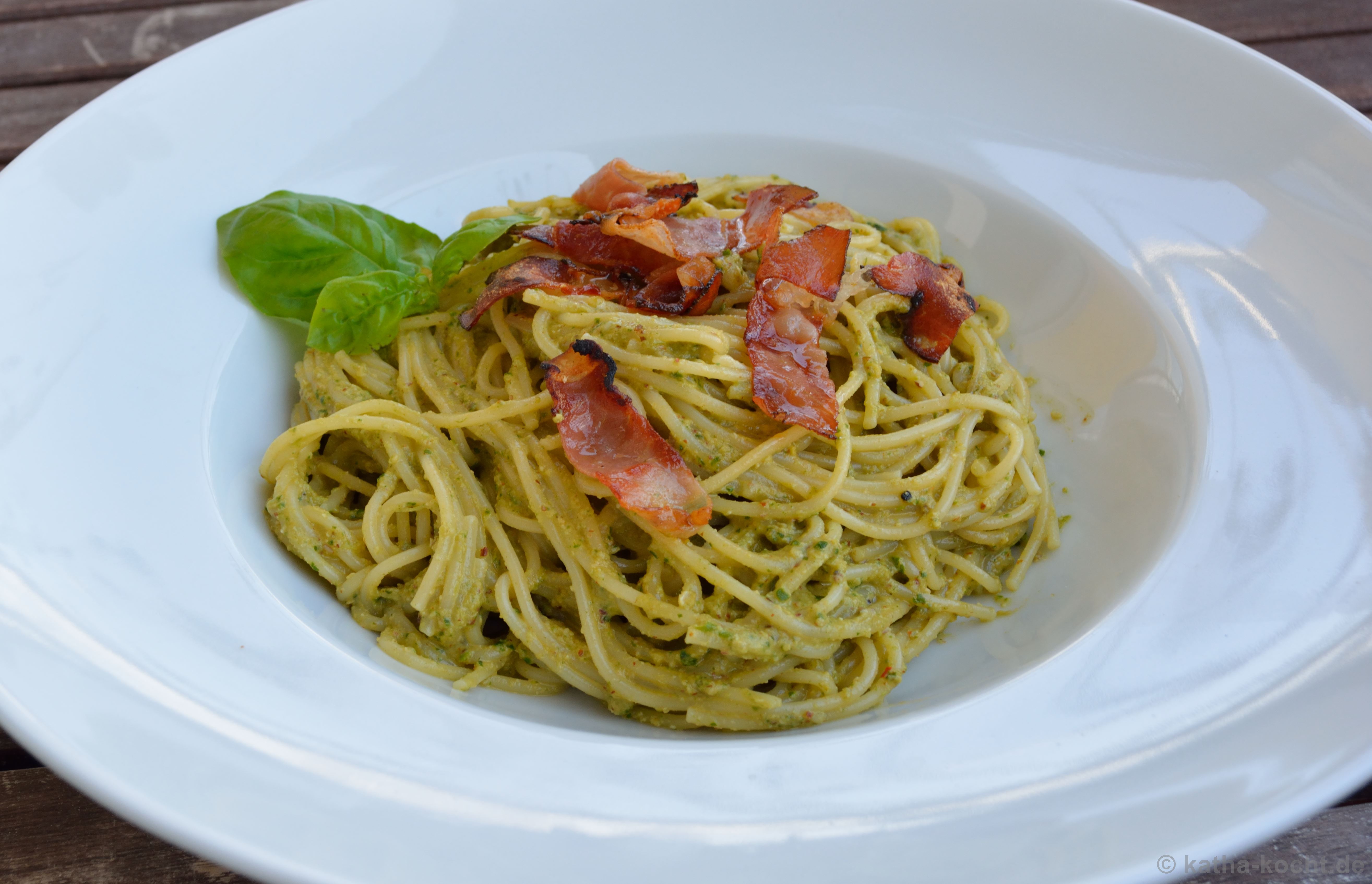 Spaghetti mit Rucola-Pesto und Tiroler Speck - Katha-kocht!
