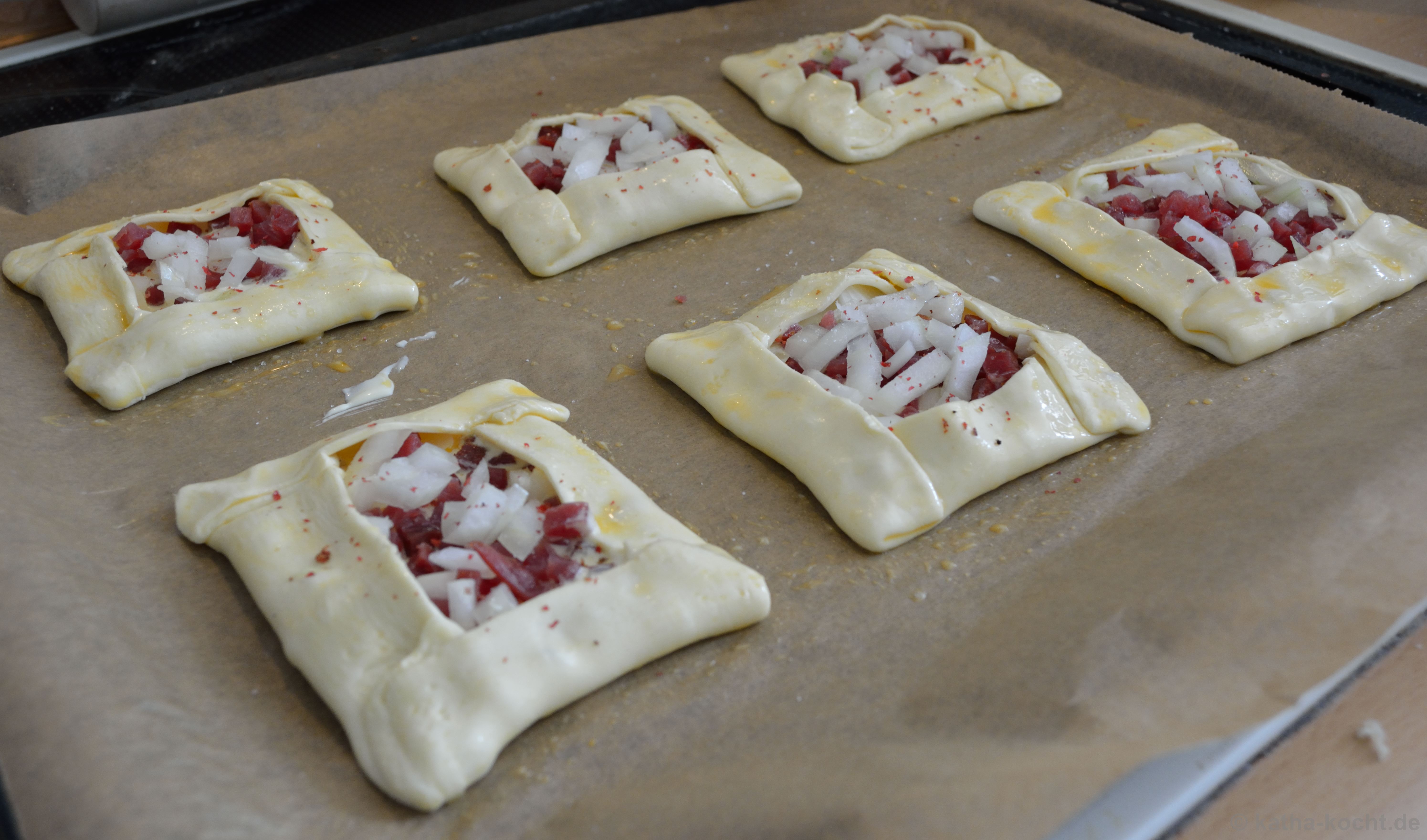 Blätterteigteilchen im Flammkuchen-Style - Katha-kocht!