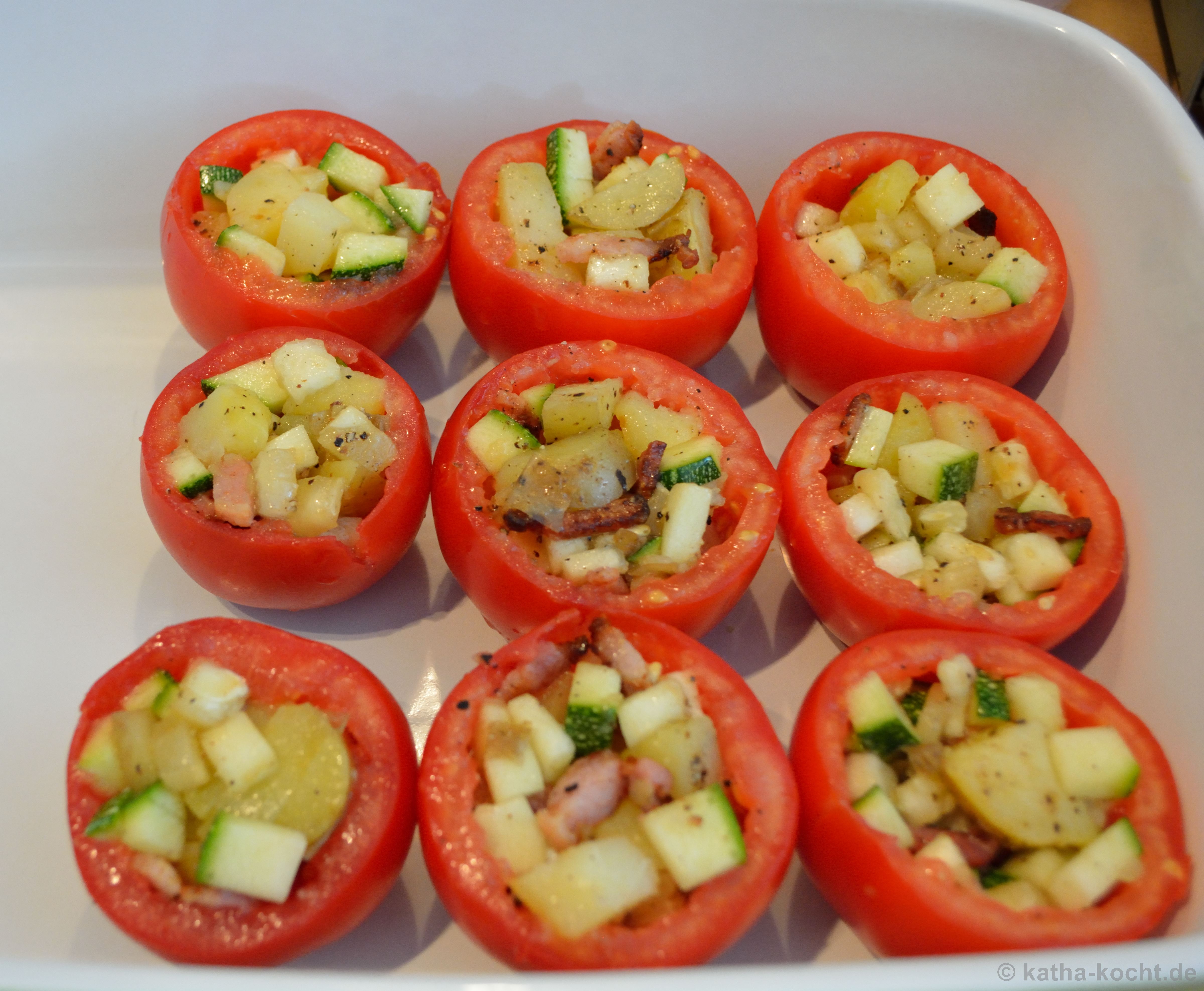 Tapas - Gefüllte Tomaten mit Kartoffel, Zucchini und Speck - Katha-kocht!