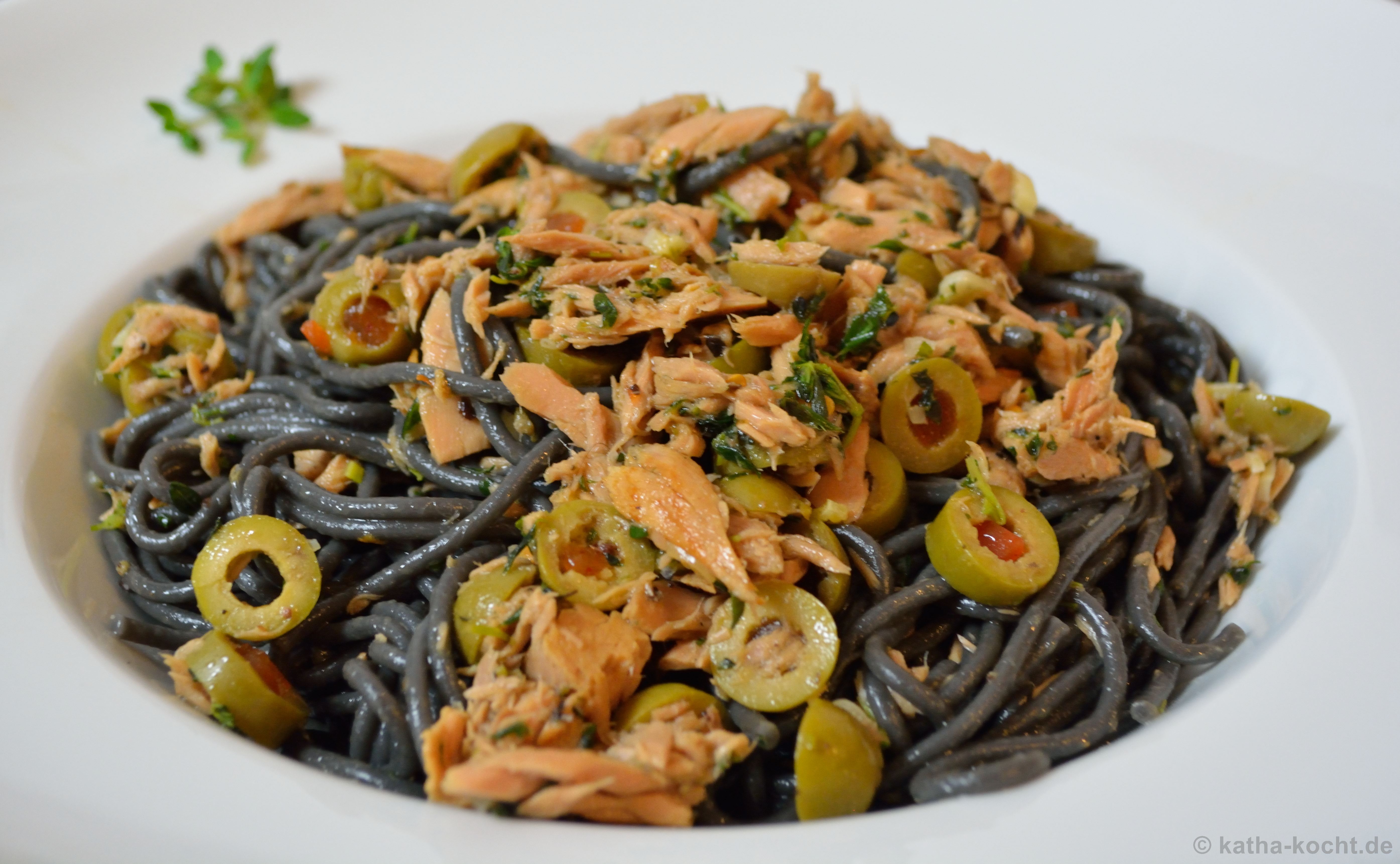 Schwarze Spaghetti mit Thunfisch und Oliven - Katha-kocht!