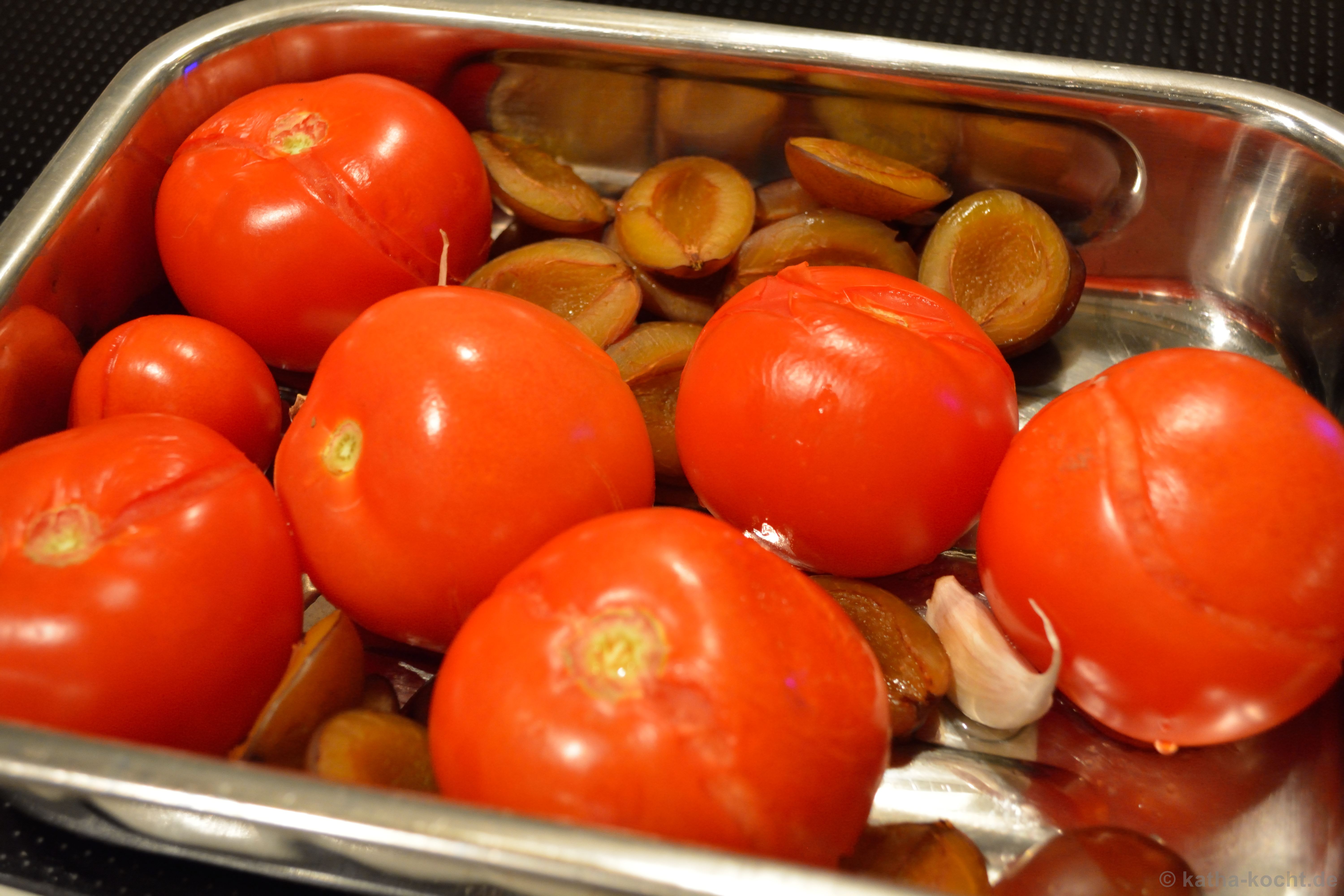 Tomaten-Pflaumen Suppe mit Dattel-Hackbällchen - Katha-kocht!