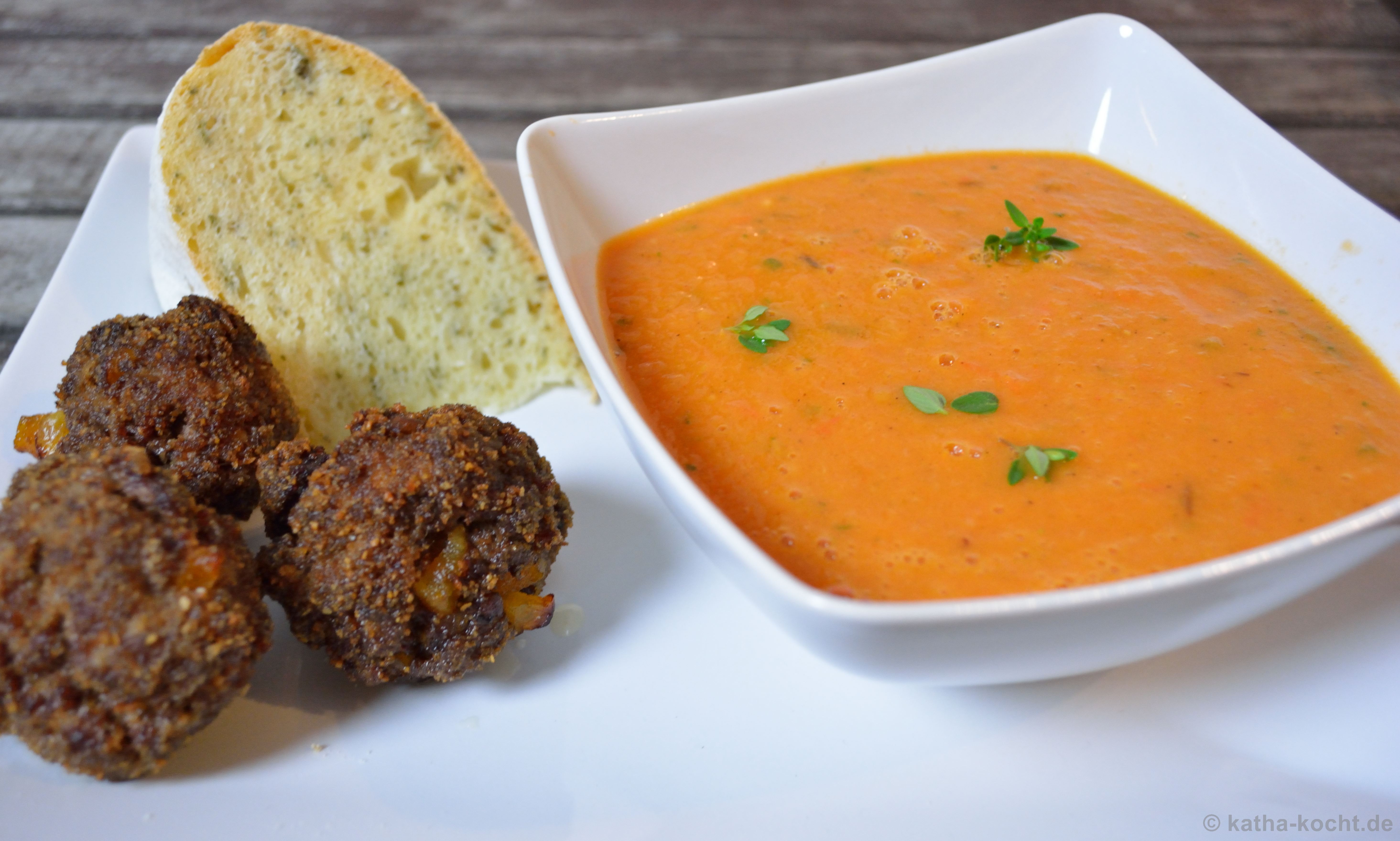 Tomaten-Pflaumen Suppe mit Dattel-Hackbällchen - Katha-kocht!