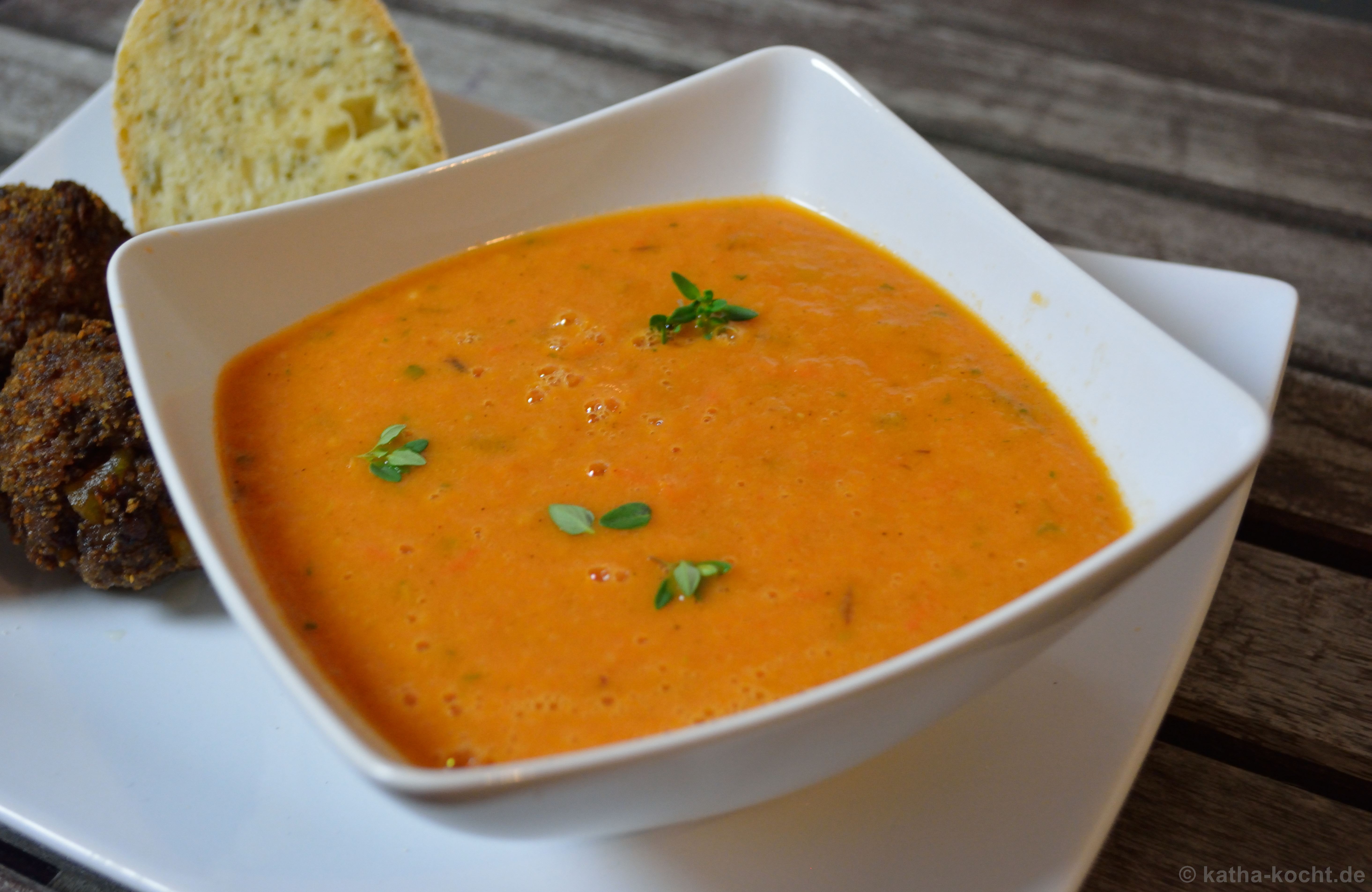 Tomaten-Pflaumen Suppe mit Dattel-Hackbällchen - Katha-kocht!