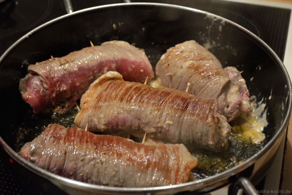 Frischkäse-Birnen Roulade in Cranberry-Sauce mit Grünkohl - Katha-kocht!