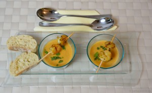 Süßkartoffel-Erdnusscréme-Suppe mit Orangen-Garnelen