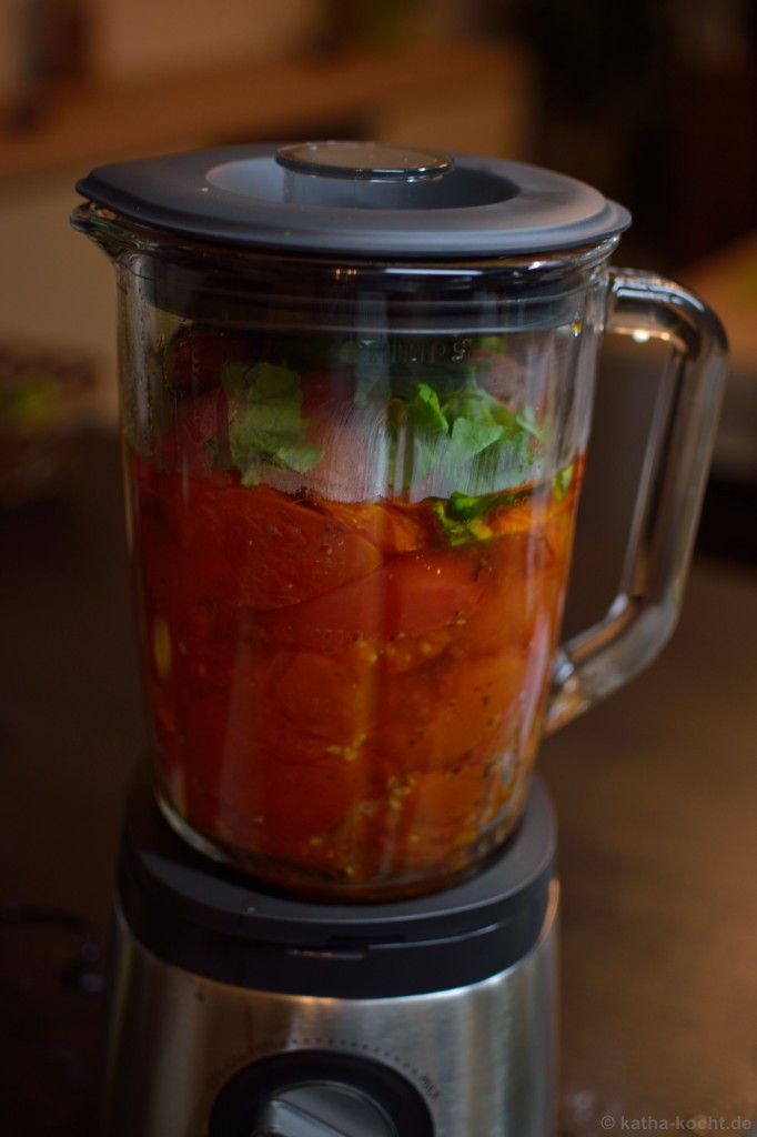 Tomaten-Paprika Suppe mit Büffelmozzarella - Katha-kocht!