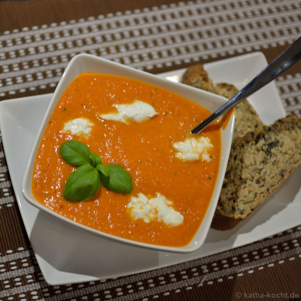 Tomaten-Paprika Suppe mit Büffelmozzarella - Katha-kocht!