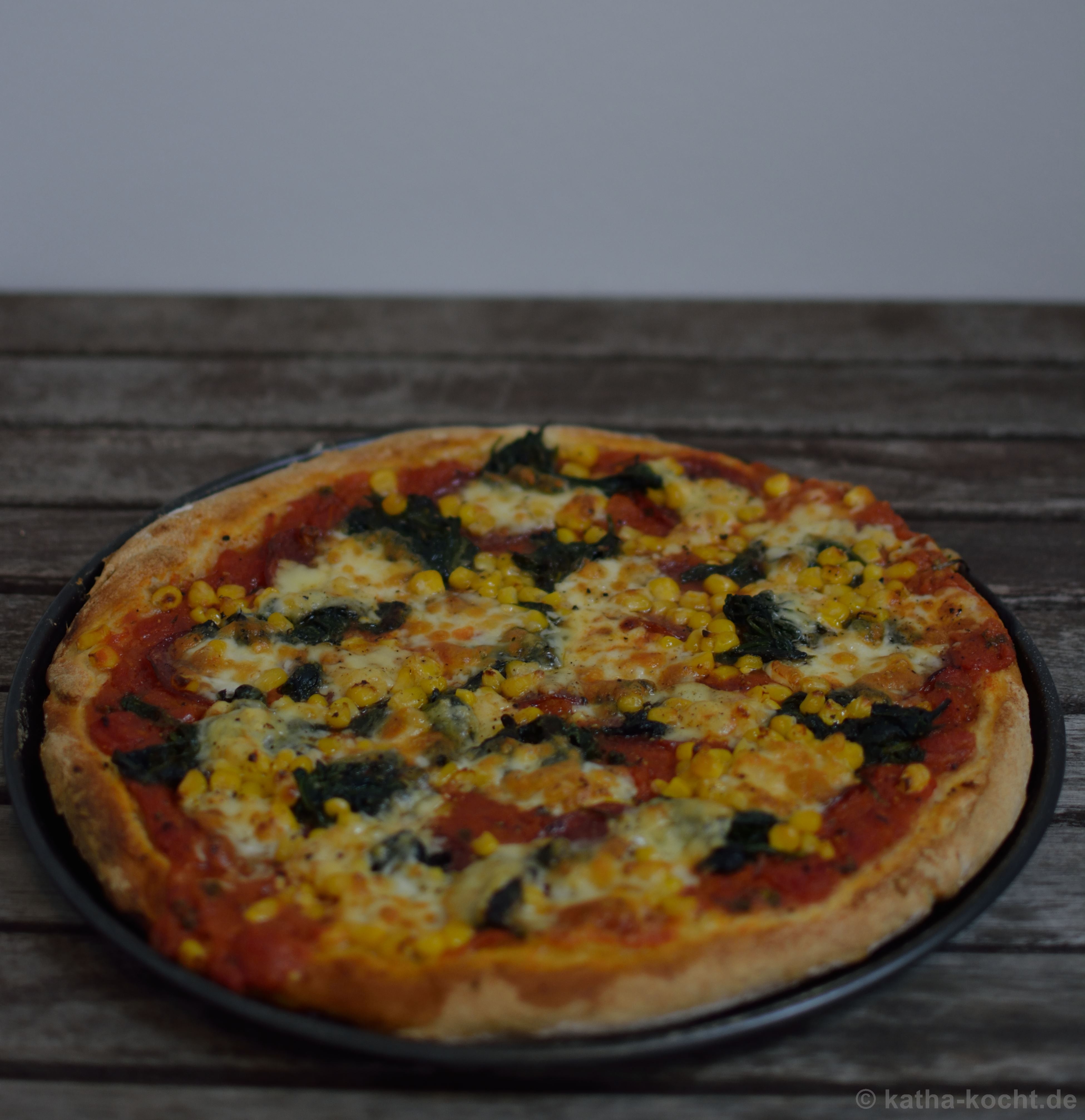 Salami Pizza mit Spinat und Mais - Katha-kocht!