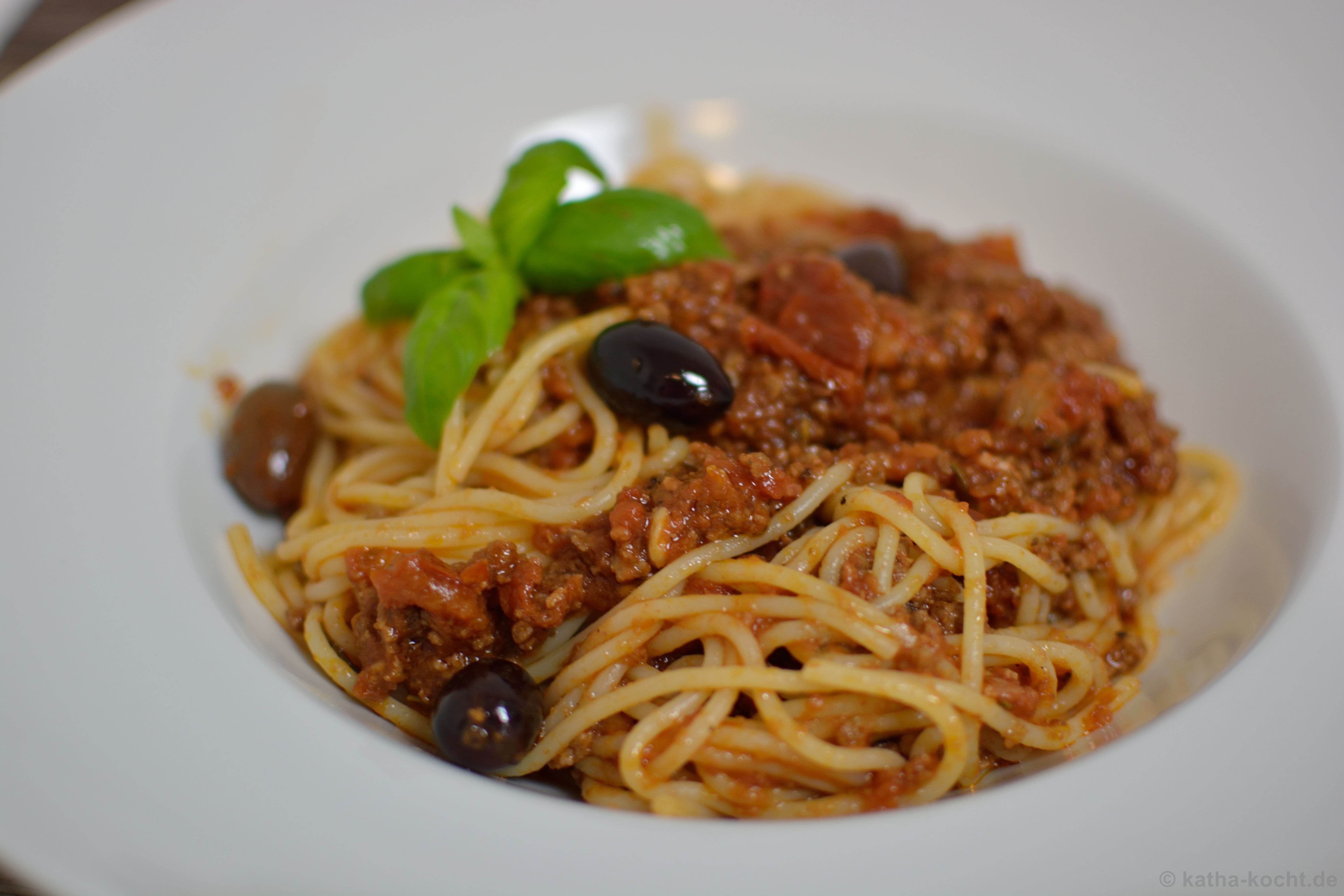 Spaghetti Bolognese mit Kalamata Oliven - Katha-kocht!