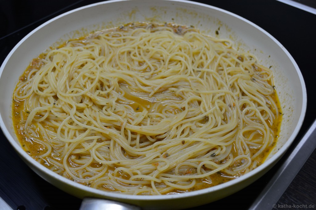 Spaghettini_mit_Brathähnchensauce_Schinken_und_Cashewkernen_2