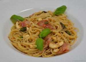 Spaghettini in Brathähnchensauce mit Schinken und Cashewkernen